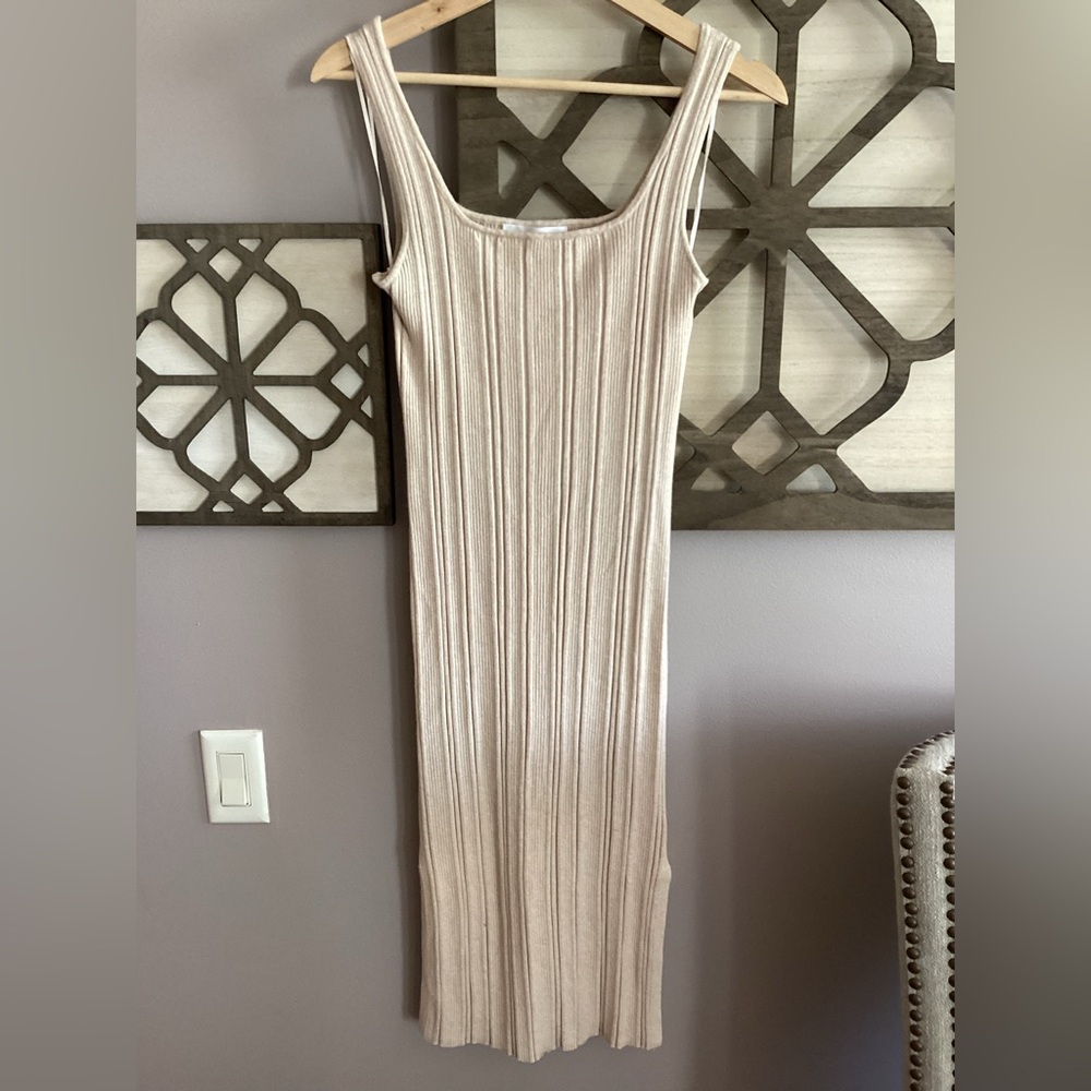 Olive & Oak Beige Ribbed Midi Dress
